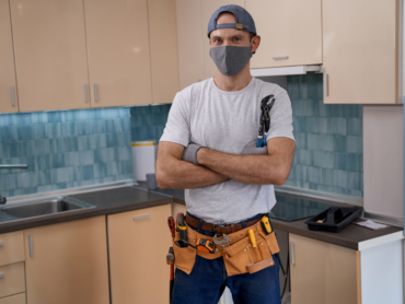 reparateur avec un masque